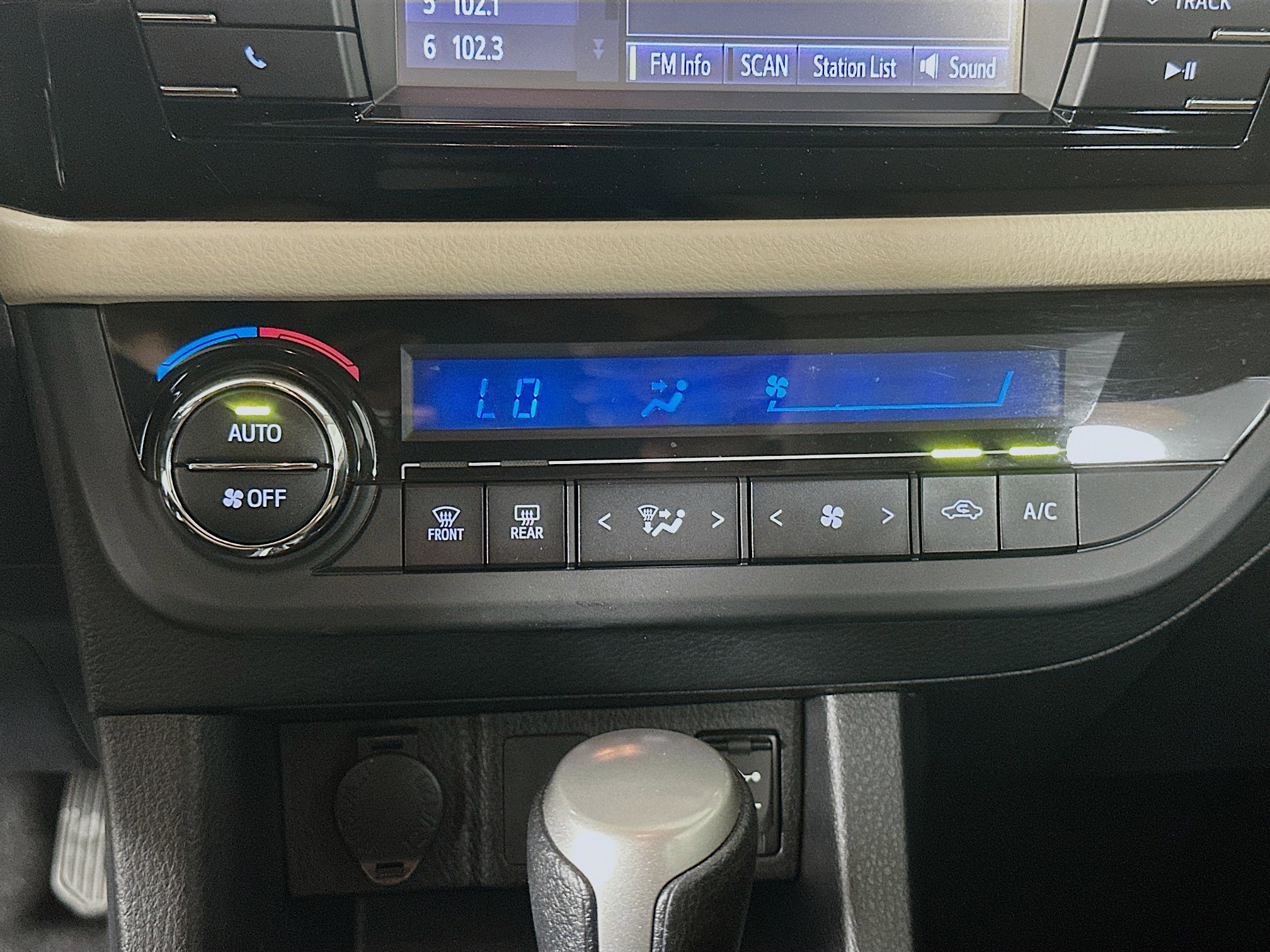 Used 2015 Toyota Corolla LE image 22