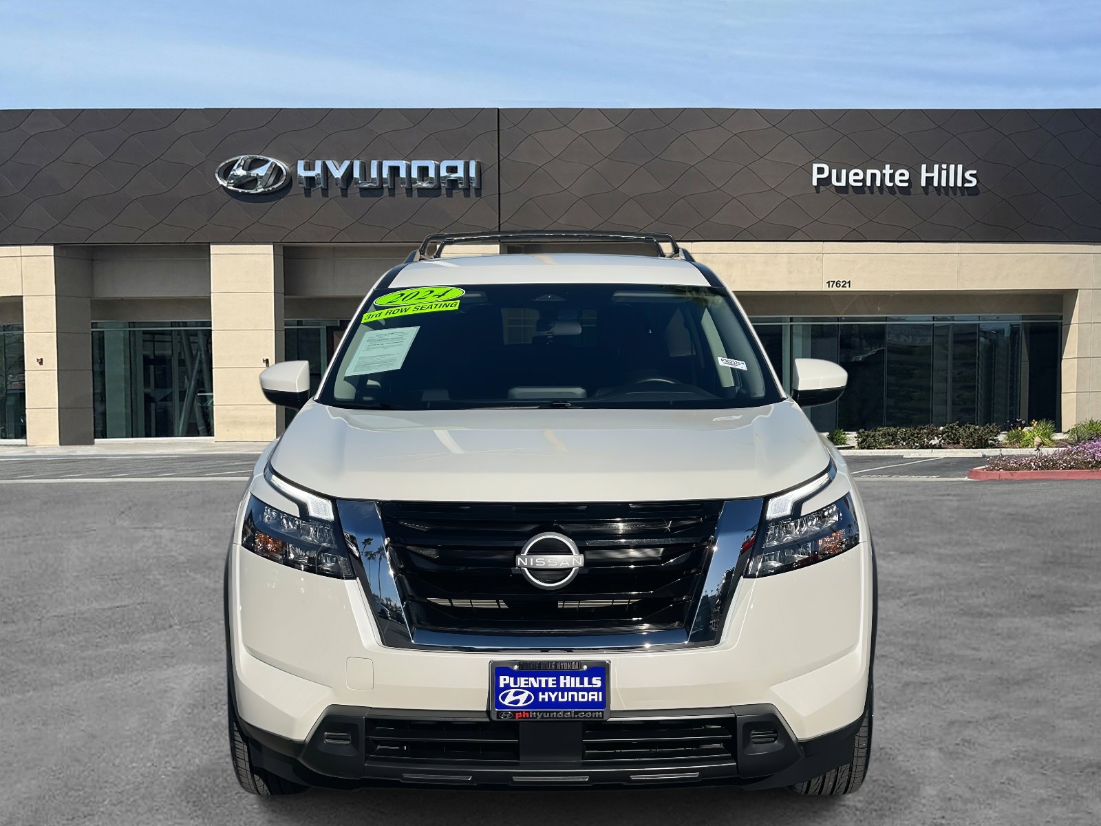 Used 2024 Nissan Pathfinder SV image 2