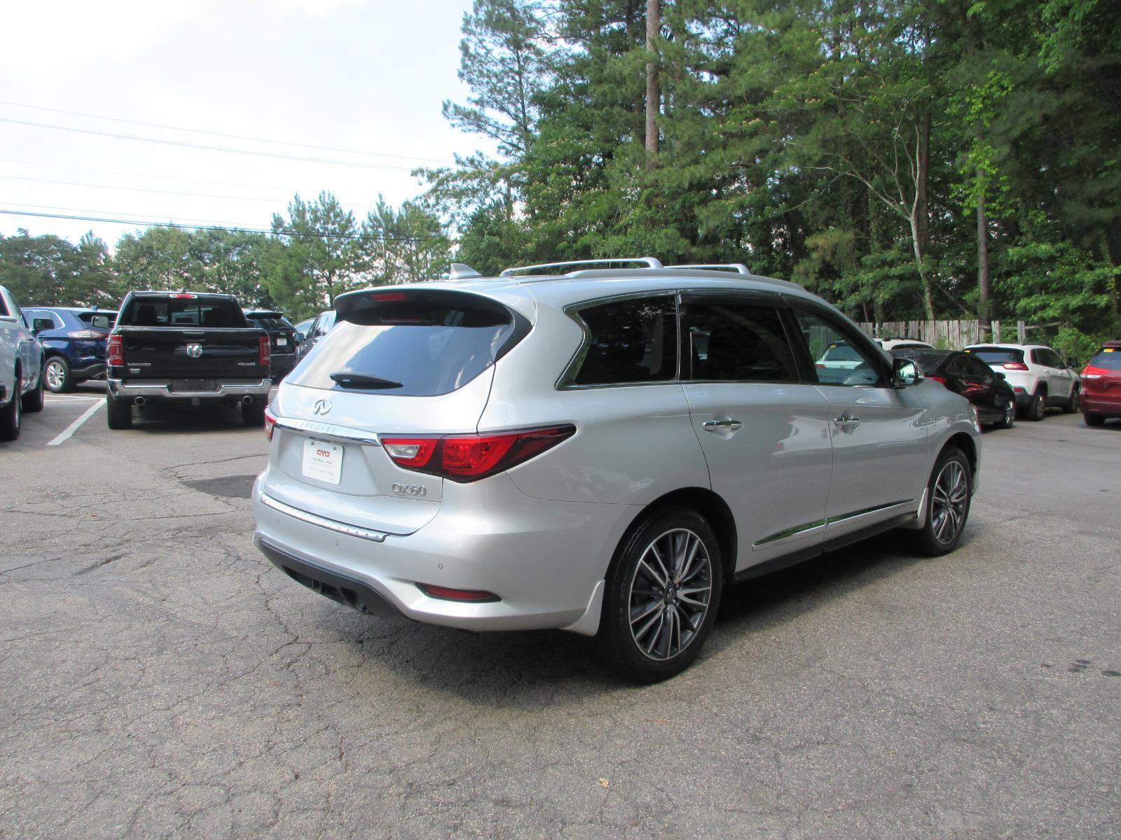 Used 2017 INFINITI QX60 Luxe w/ Deluxe Technology Package AWD/4WD image 5