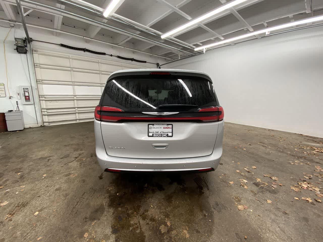 Used 2024 Chrysler Pacifica Touring-L FWD image 5