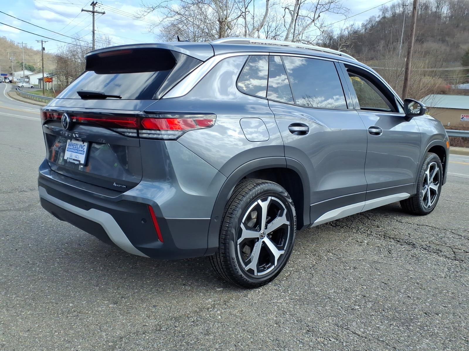 Certified 2025 Volkswagen Tiguan SE image 3