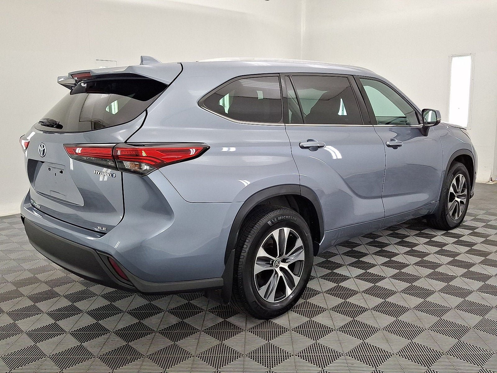 Used 2021 Toyota Highlander XLE AWD/4WD image 17