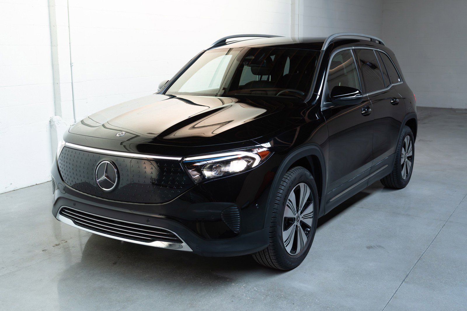 Used 2024 Mercedes-Benz EQB 300 4MATIC image 1