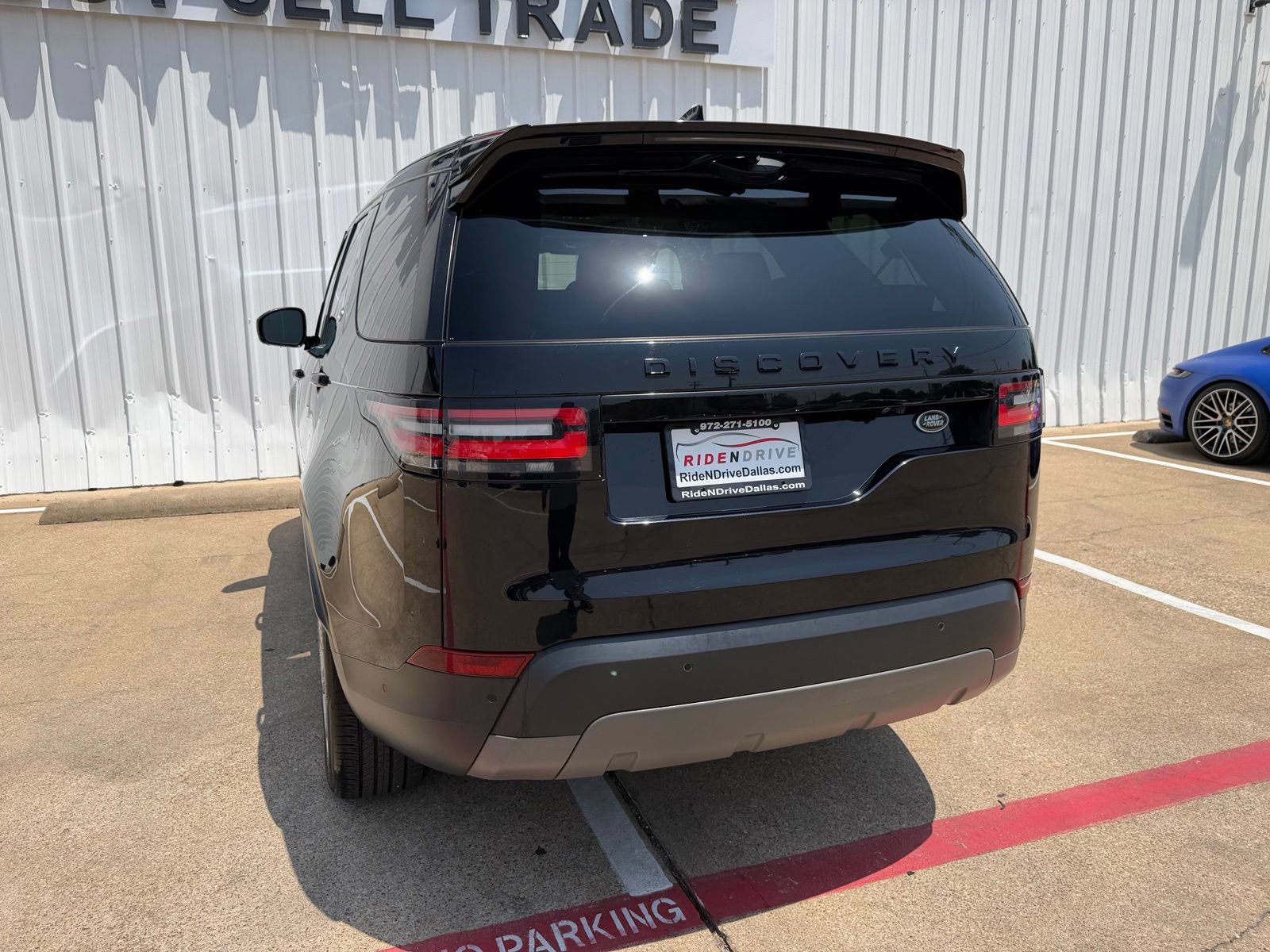 Used 2017 Land Rover Discovery First Edition AWD/4WD image 5