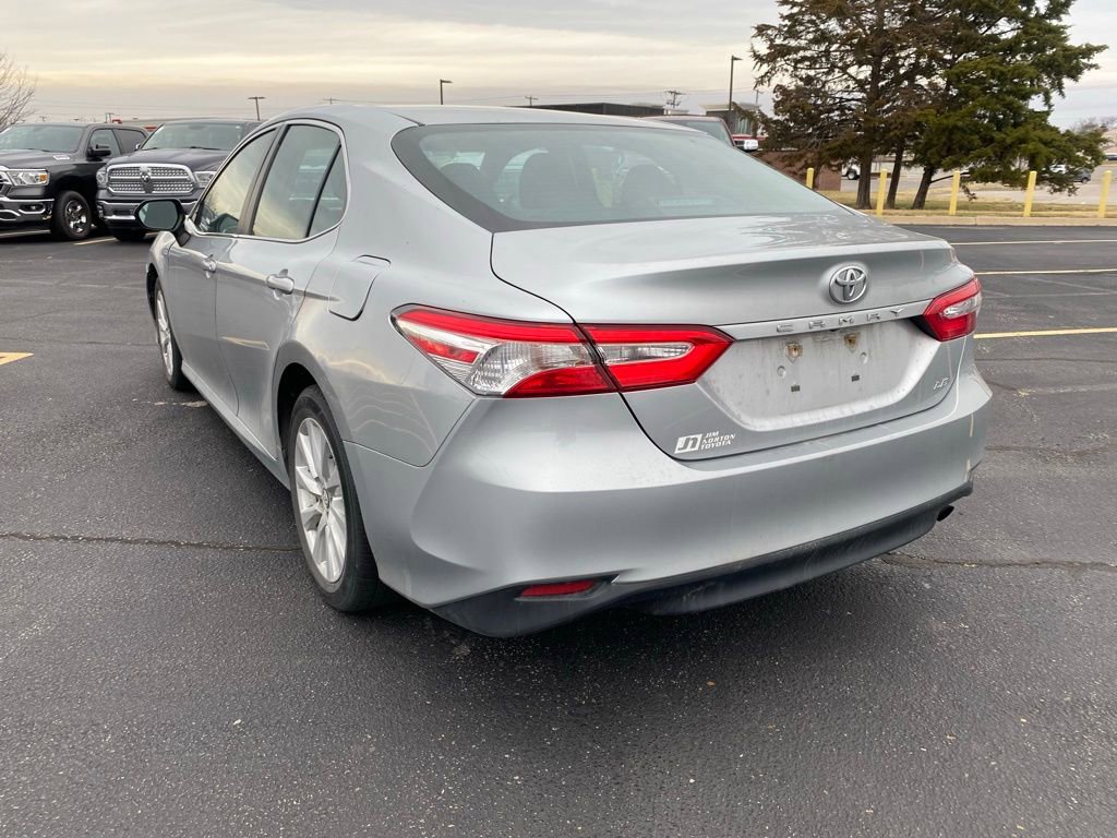 Used 2018 Toyota Camry LE image 3