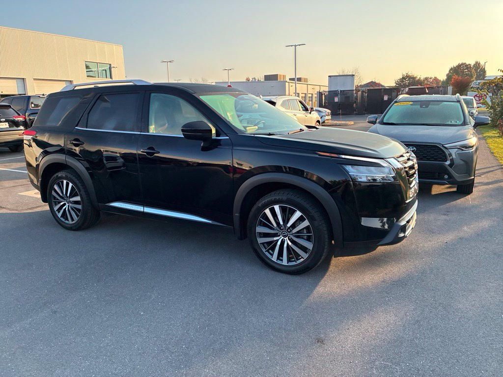 Used 2022 Nissan Pathfinder Platinum AWD/4WD image 3