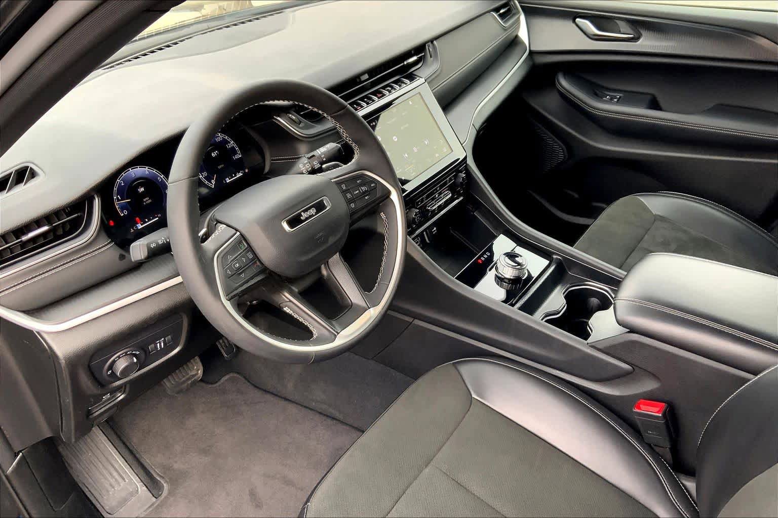 Used 2025 Jeep Grand Cherokee Altitude AWD/4WD image 18