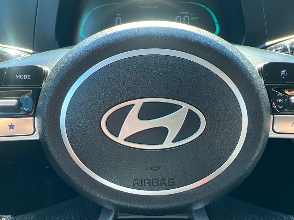 Used 2025 Hyundai Elantra Hybrid FWD image 39