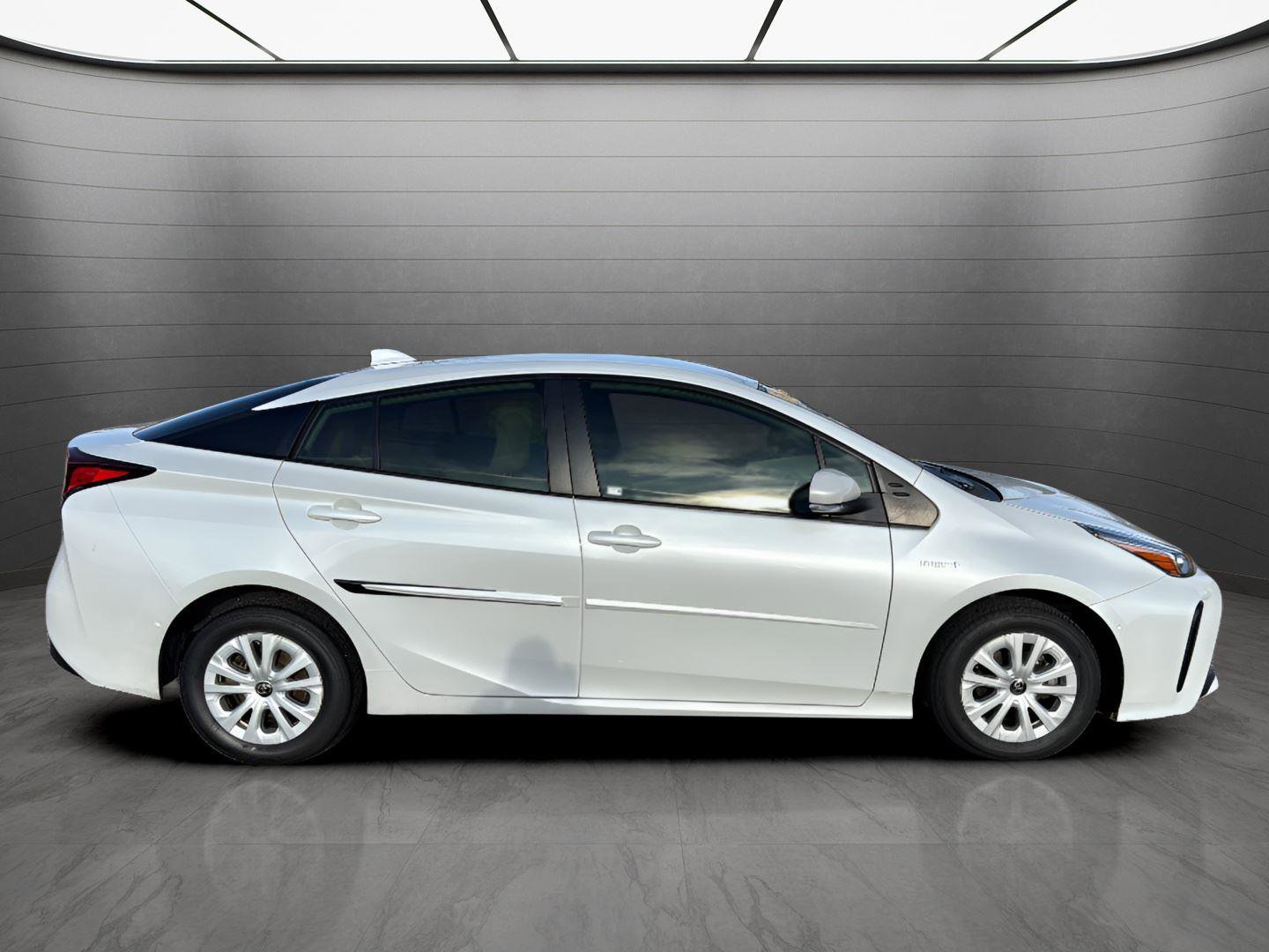 Used 2022 Toyota Prius LE image 2