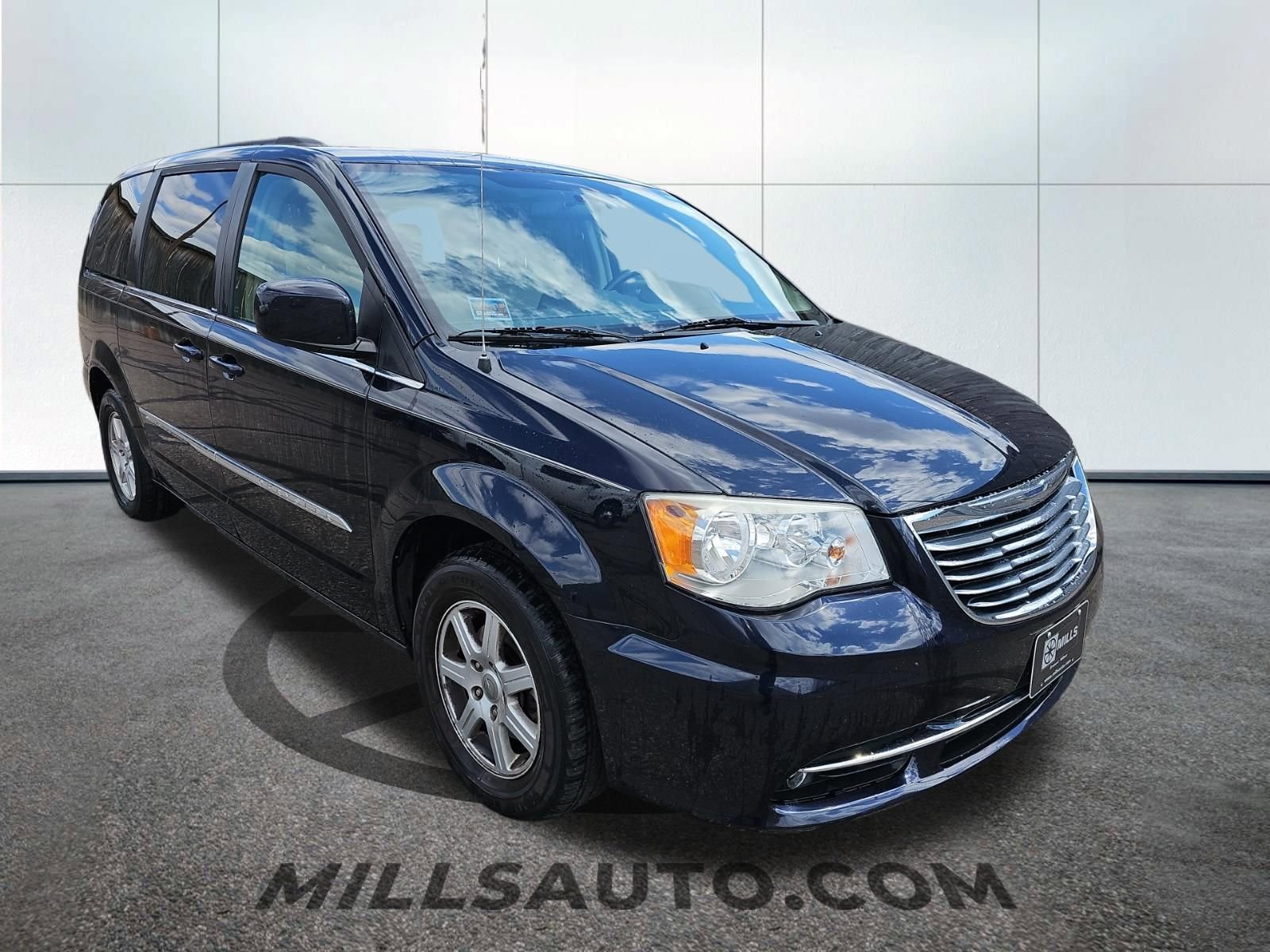 Used 2011 Chrysler Town & Country Touring FWD image 3
