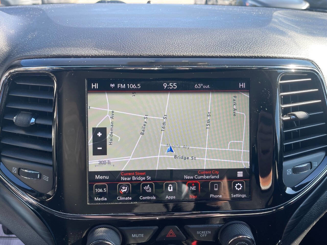 Used 2021 Jeep Grand Cherokee Laredo X image 16