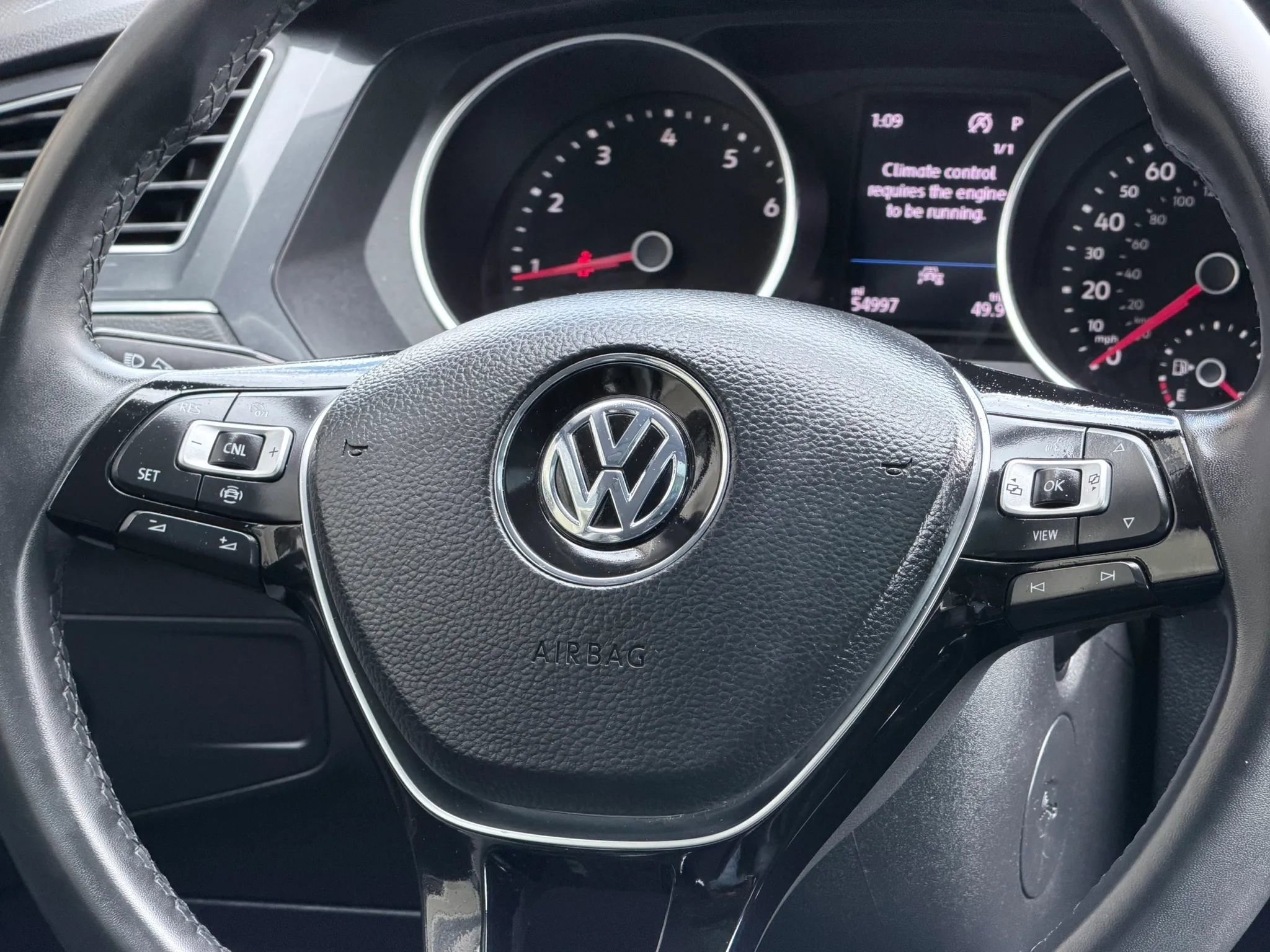 Used 2020 Volkswagen Tiguan SE w/ Panoramic Sunroof Package FWD image 17