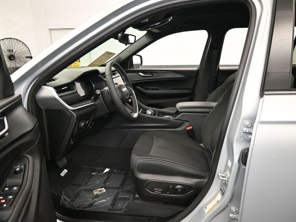 Used 2024 Jeep Grand Cherokee L Laredo w/ Luxury Tech Group I image 11