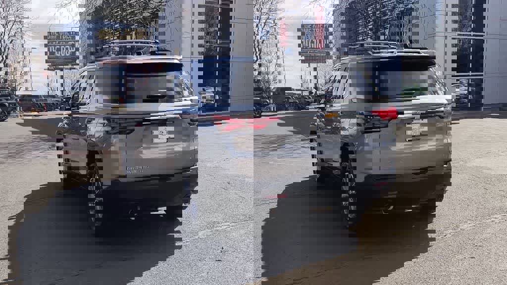 Used 2023 Chevrolet Traverse LT w/ Rear Camera Mirror Package image 7