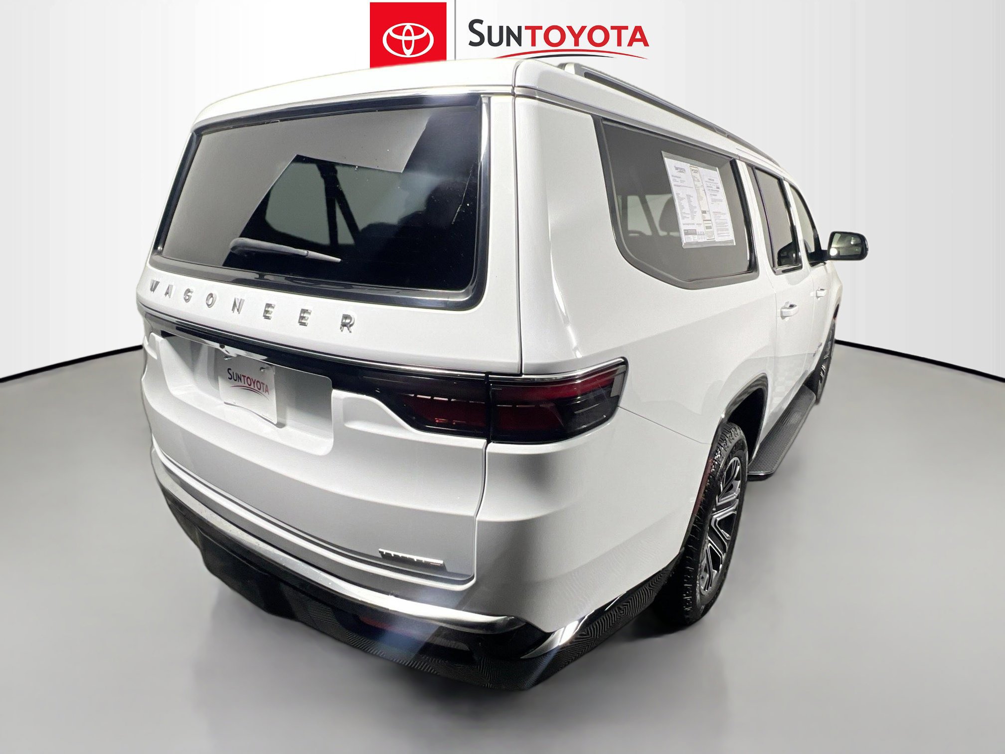 Used 2024 Jeep Wagoneer L Series II image 4