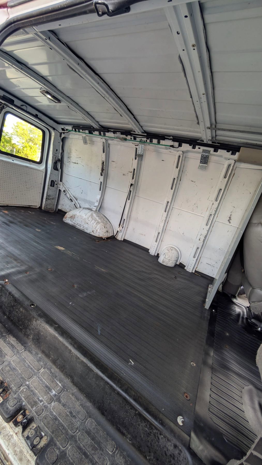 Used 2005 Chevrolet Express 3500 image 11