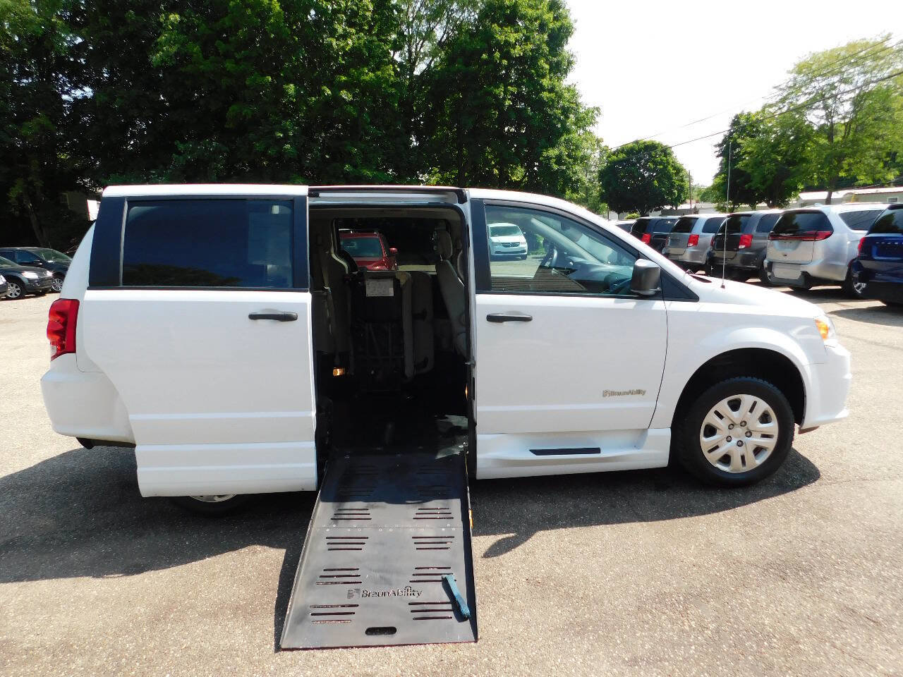 Used 2019 Dodge Grand Caravan SE image 2