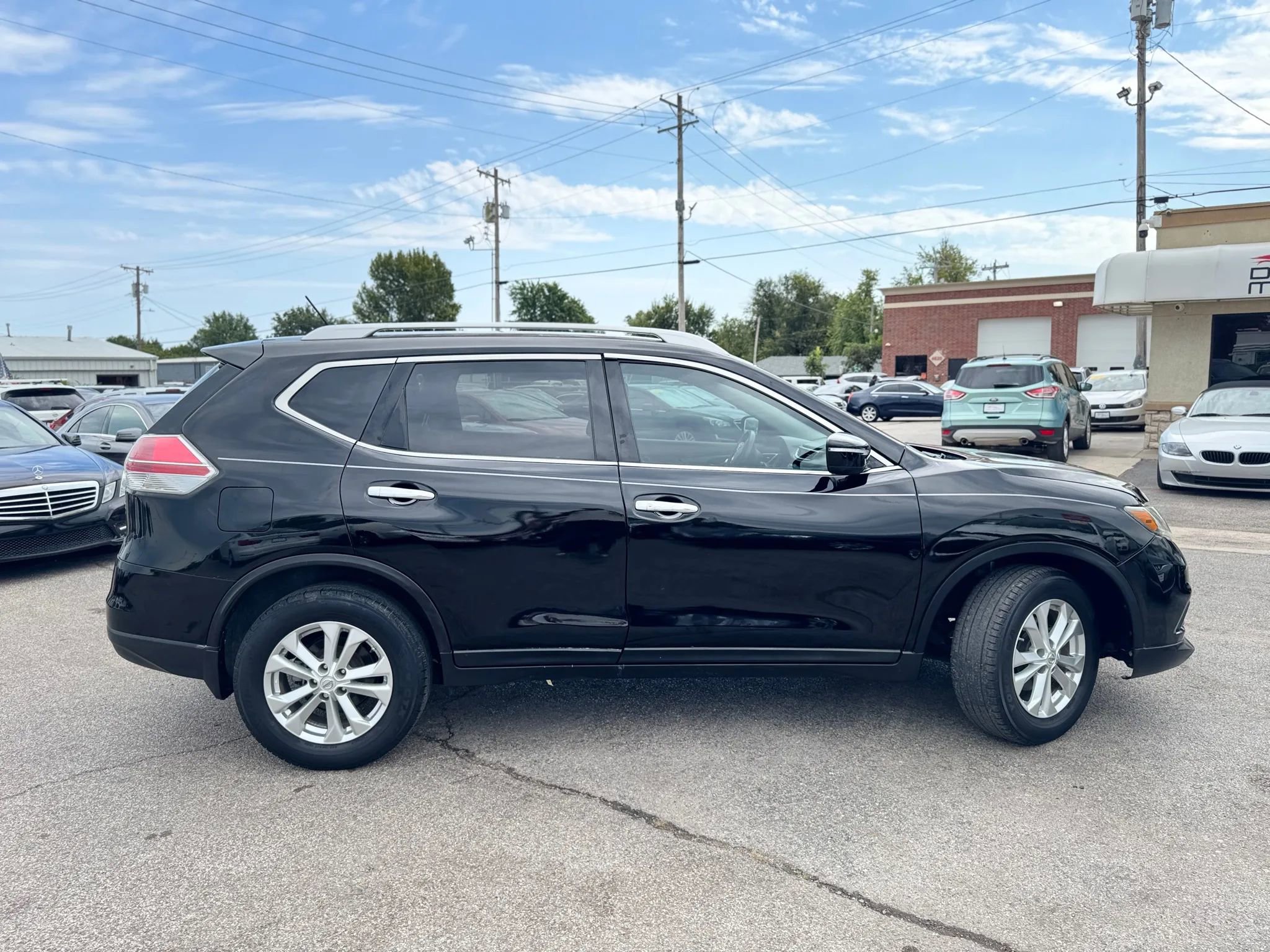 Used 2015 Nissan Rogue SV image 2