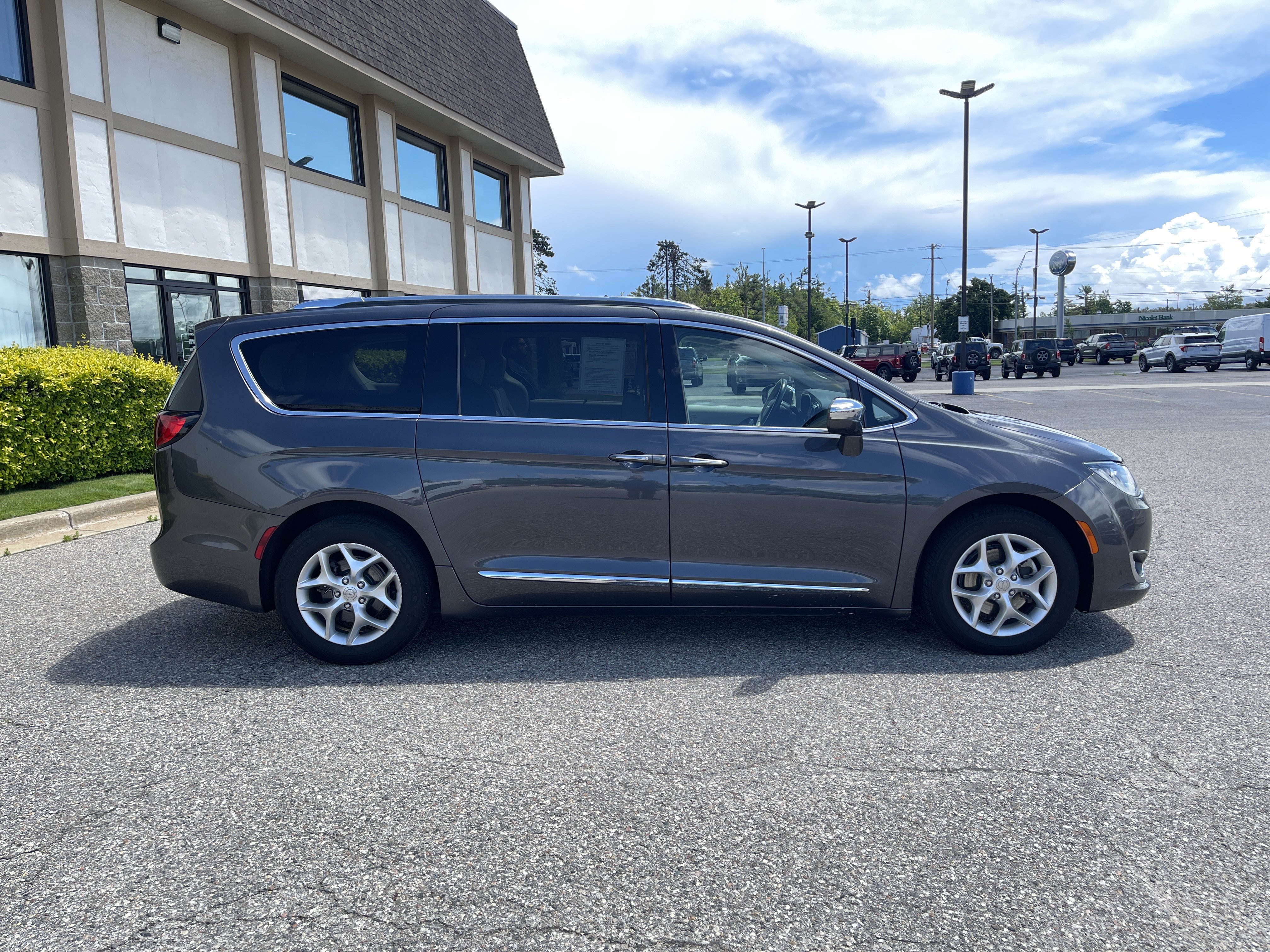 Used 2020 Chrysler Pacifica Limited FWD image 2