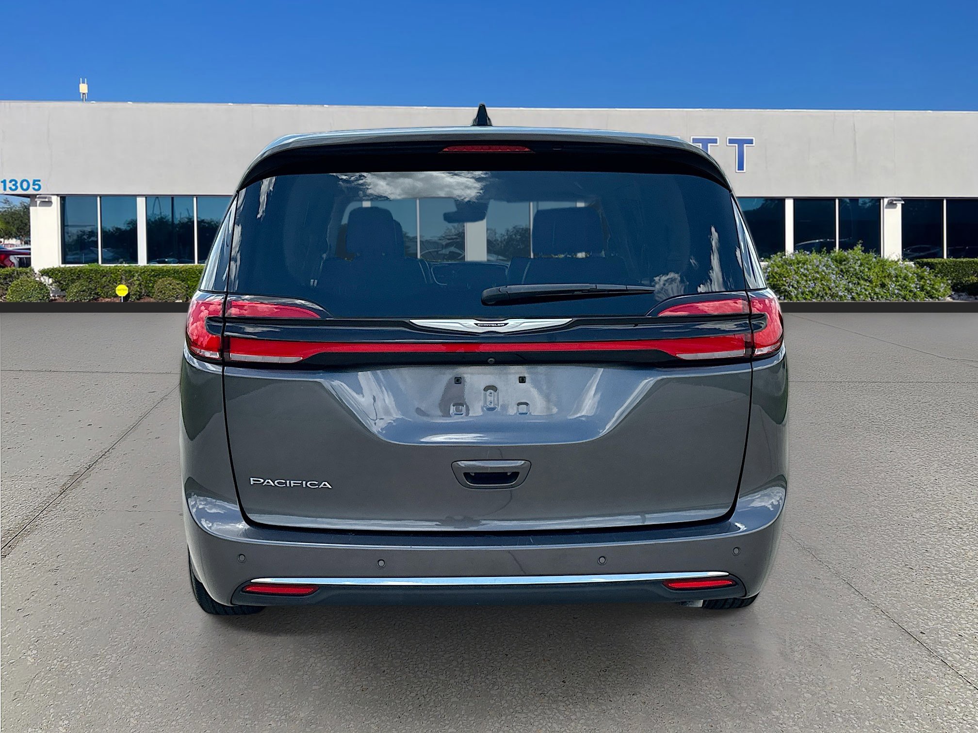 Used 2023 Chrysler Pacifica Touring-L FWD image 6