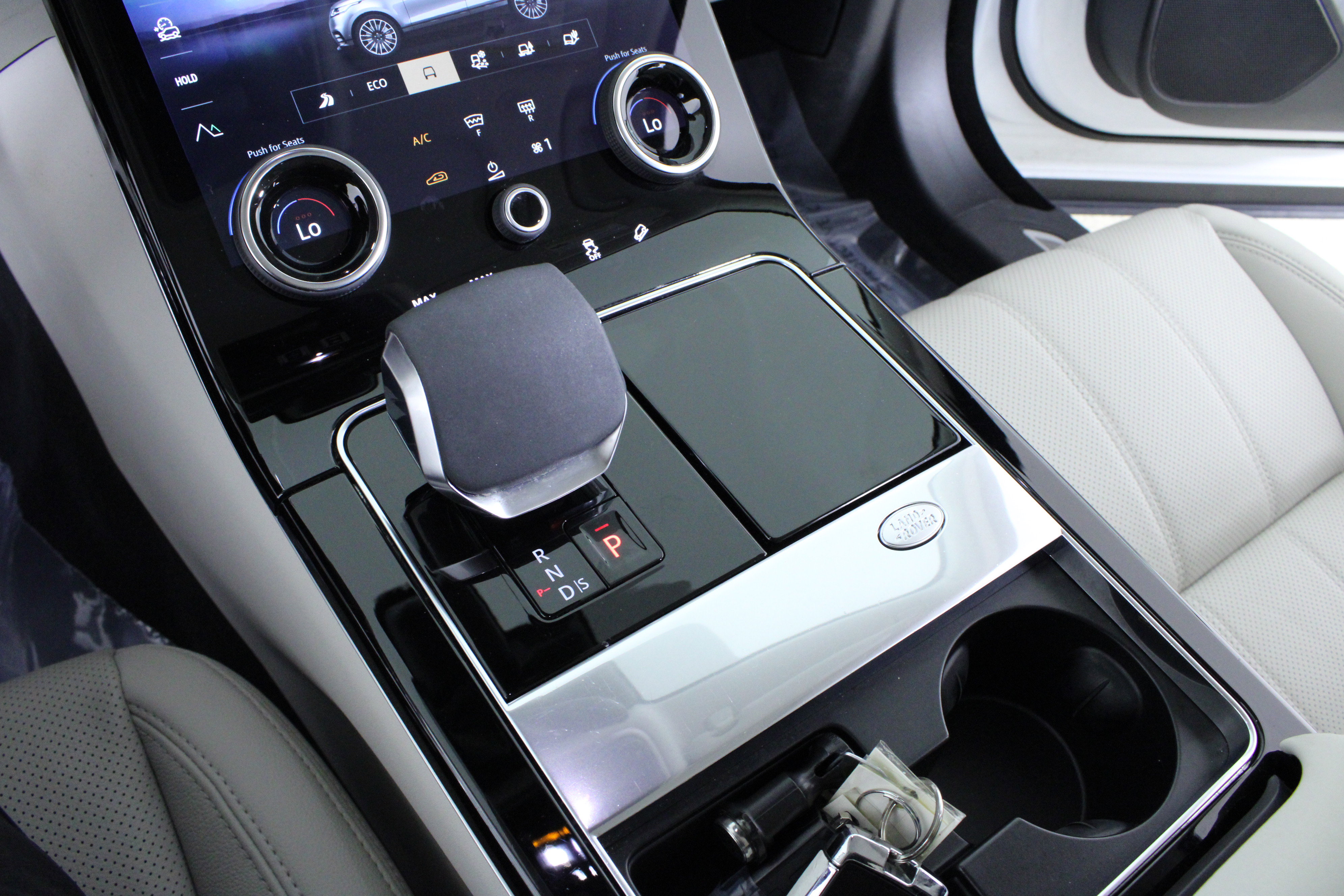 Used 2023 Land Rover Range Rover Velar R-Dynamic S image 31