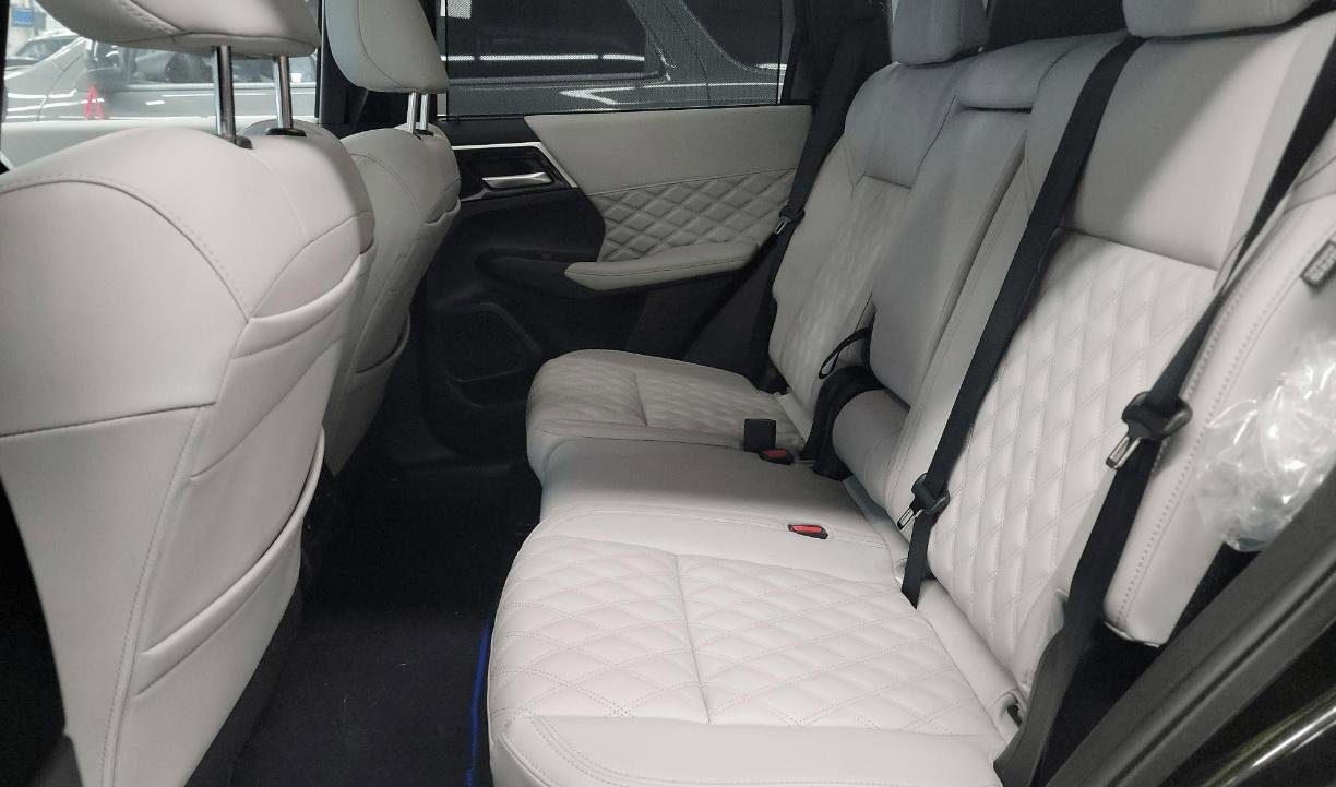 Used 2025 Mitsubishi Outlander SEL AWD/4WD image 15