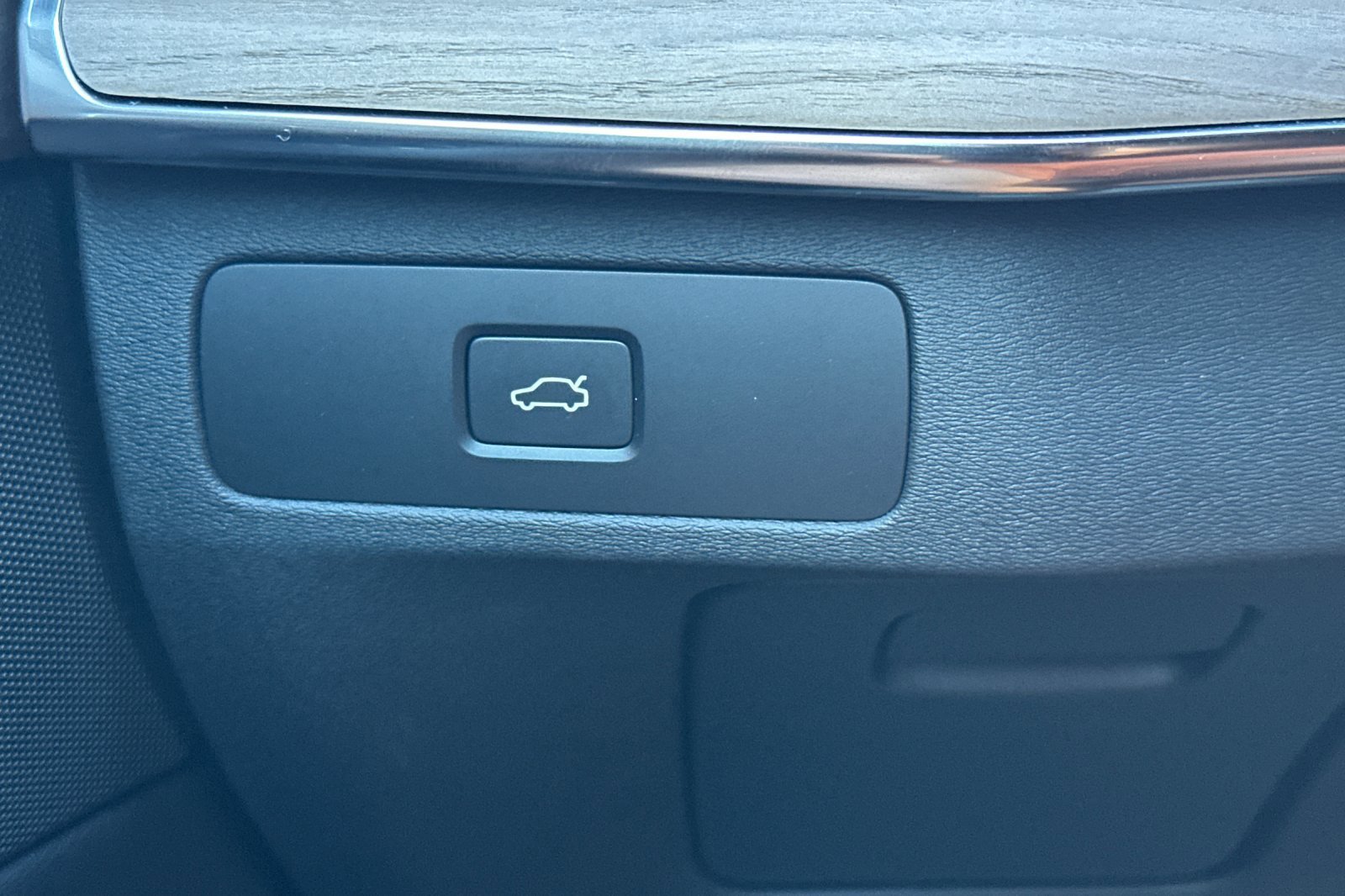 Certified 2025 Volvo XC90 B6 Core w/ Protection Package Premier image 31