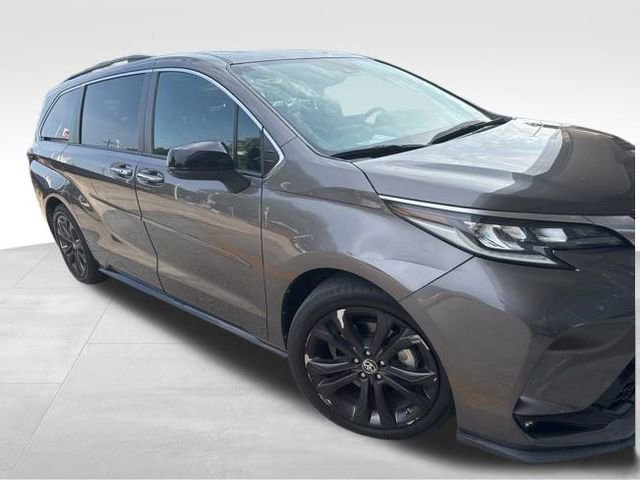 Used 2022 Toyota Sienna XSE FWD image 10