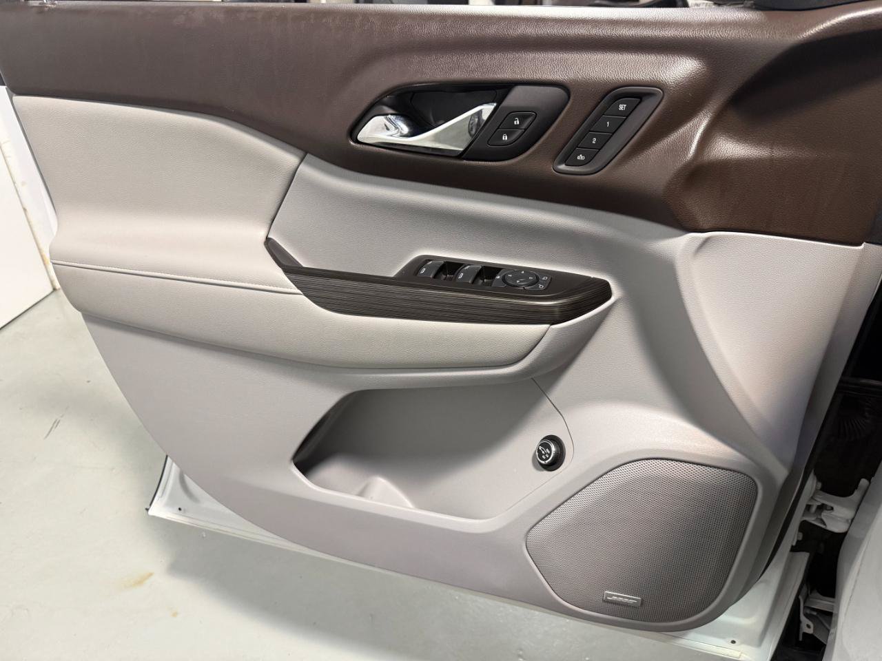 Used 2017 GMC Acadia SLT AWD/4WD image 14