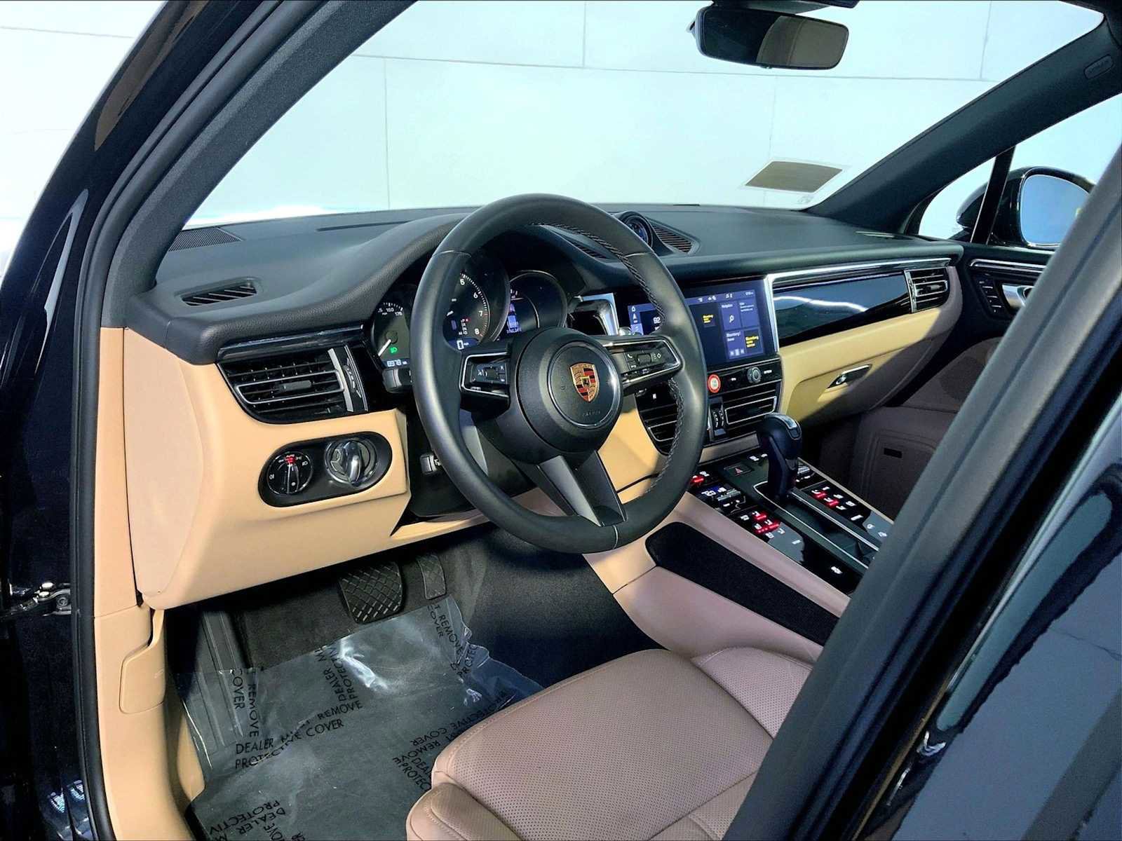 Certified 2025 Porsche Macan image 4