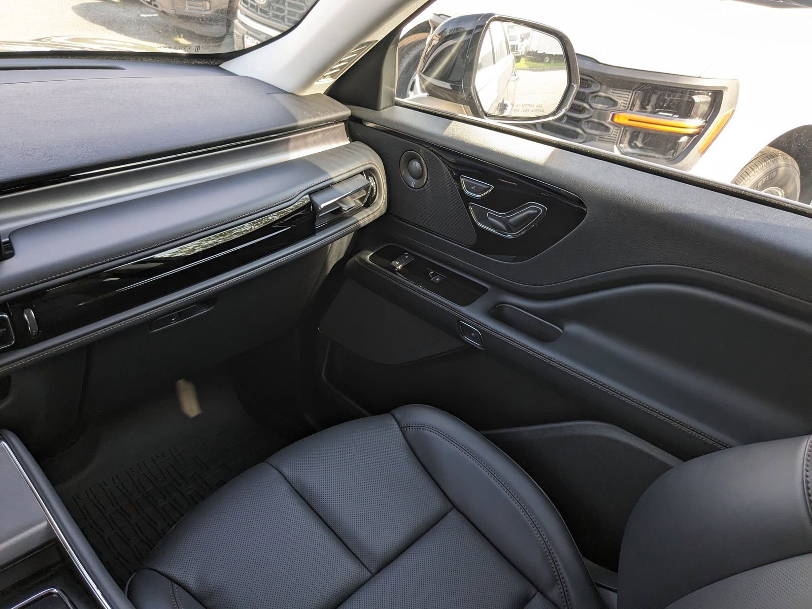 New 2025 Lincoln Aviator 2WD w/ Equipment Group 101A image 20