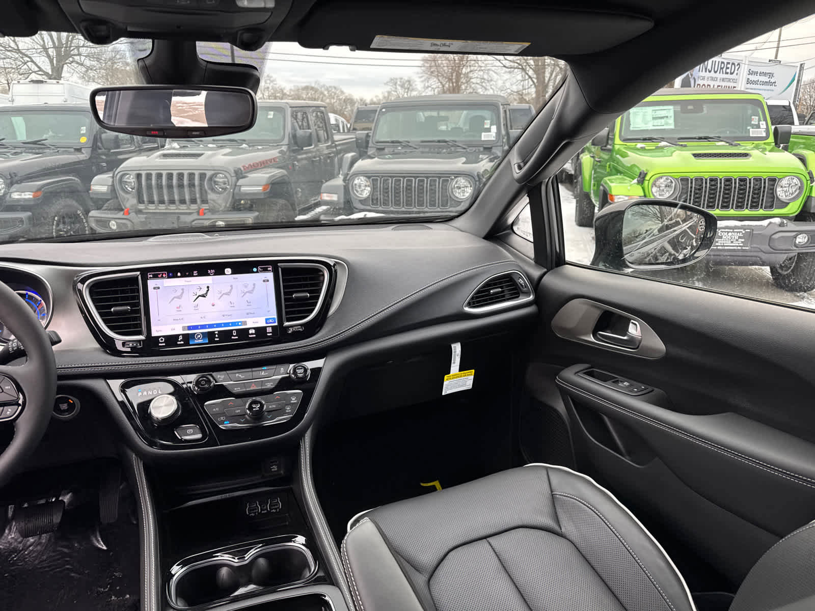Used 2023 Chrysler Pacifica Limited w/ Uconnect Theater Family Group image 36