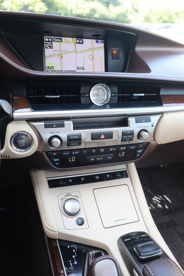 Used 2016 Lexus ES 350 w/ Ultra Luxury Package FWD image 21