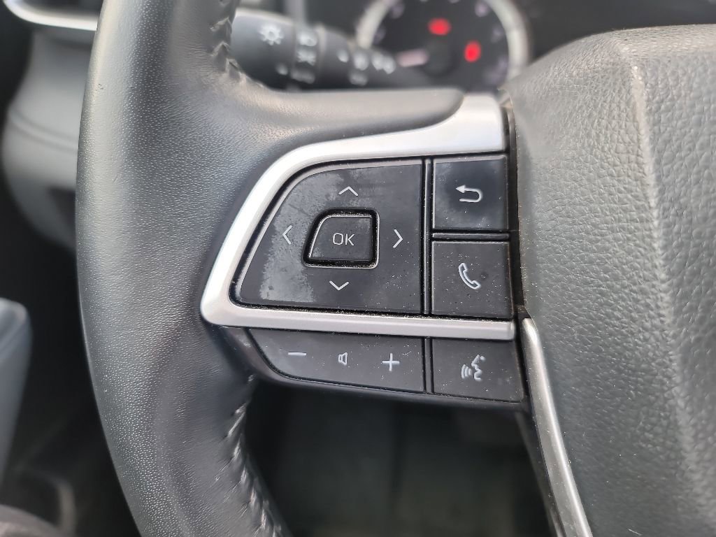 Used 2023 Toyota Highlander LE FWD image 17