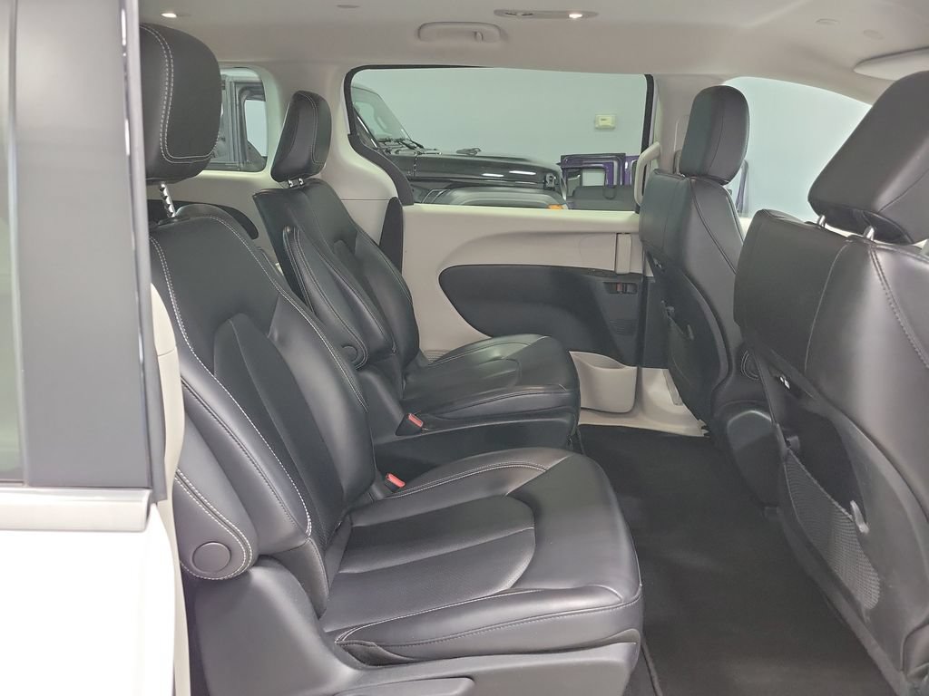 Used 2023 Chrysler Pacifica Touring-L FWD image 18