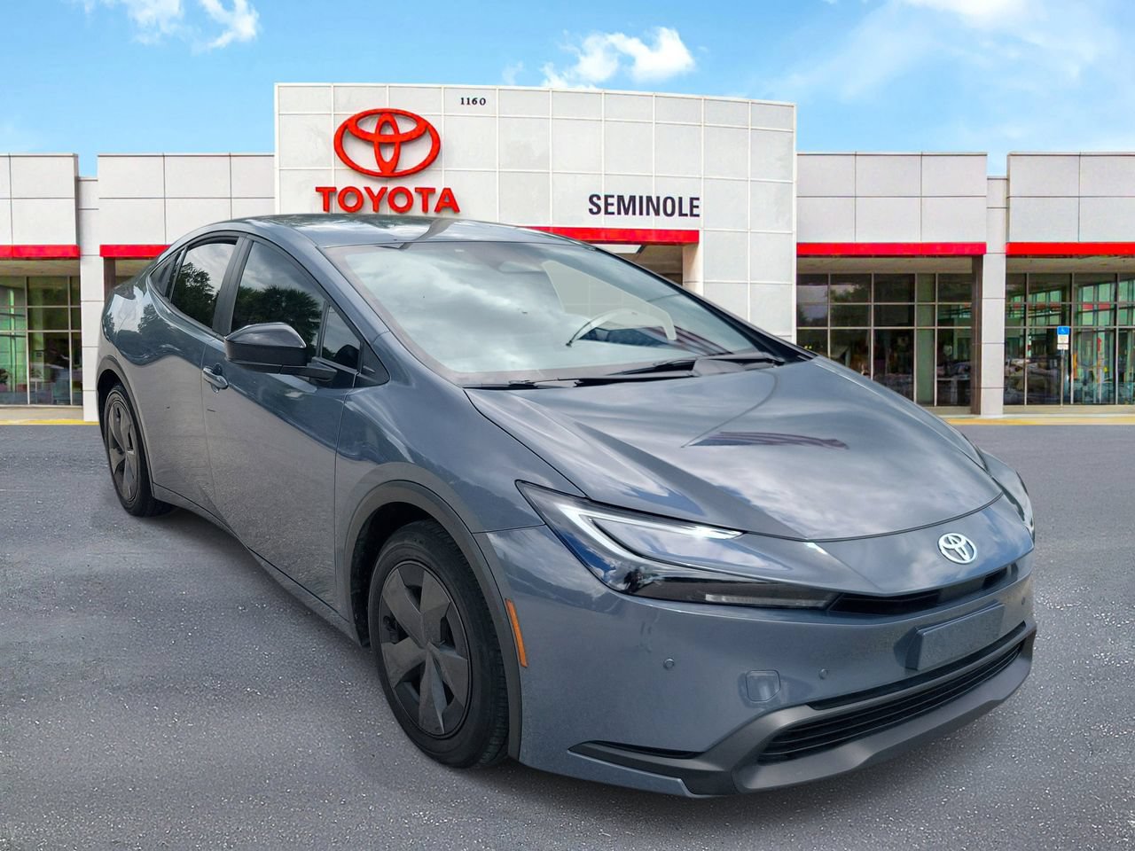 Used 2024 Toyota Prius LE FWD image 2