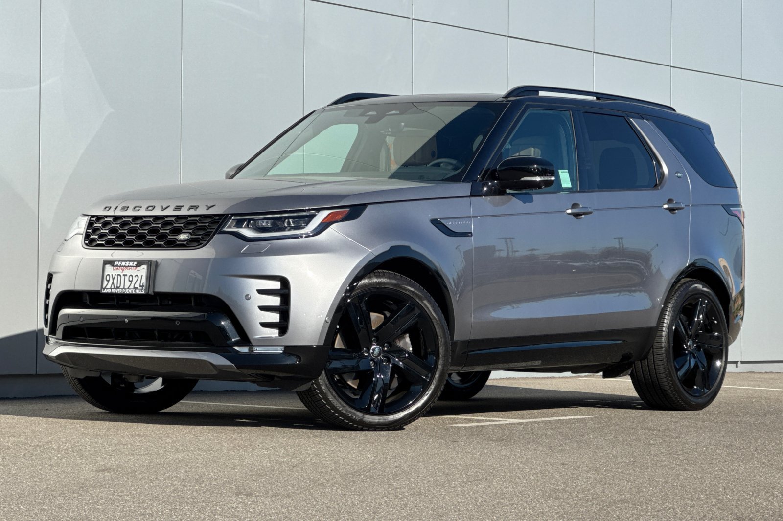 Certified 2025 Land Rover Discovery Dynamic SE AWD/4WD image 1