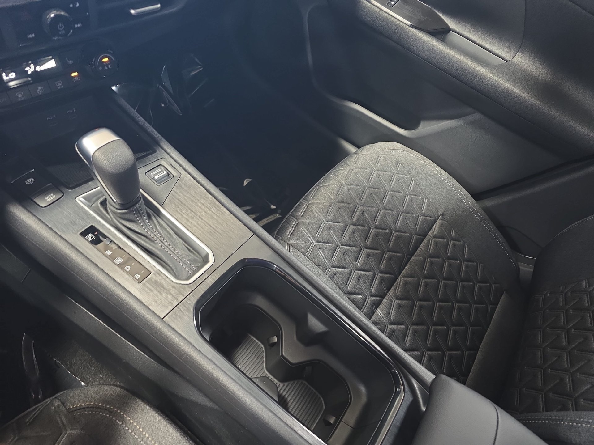 New 2027 Nissan Kicks SV w/ Cold Weather Package FWD image 24