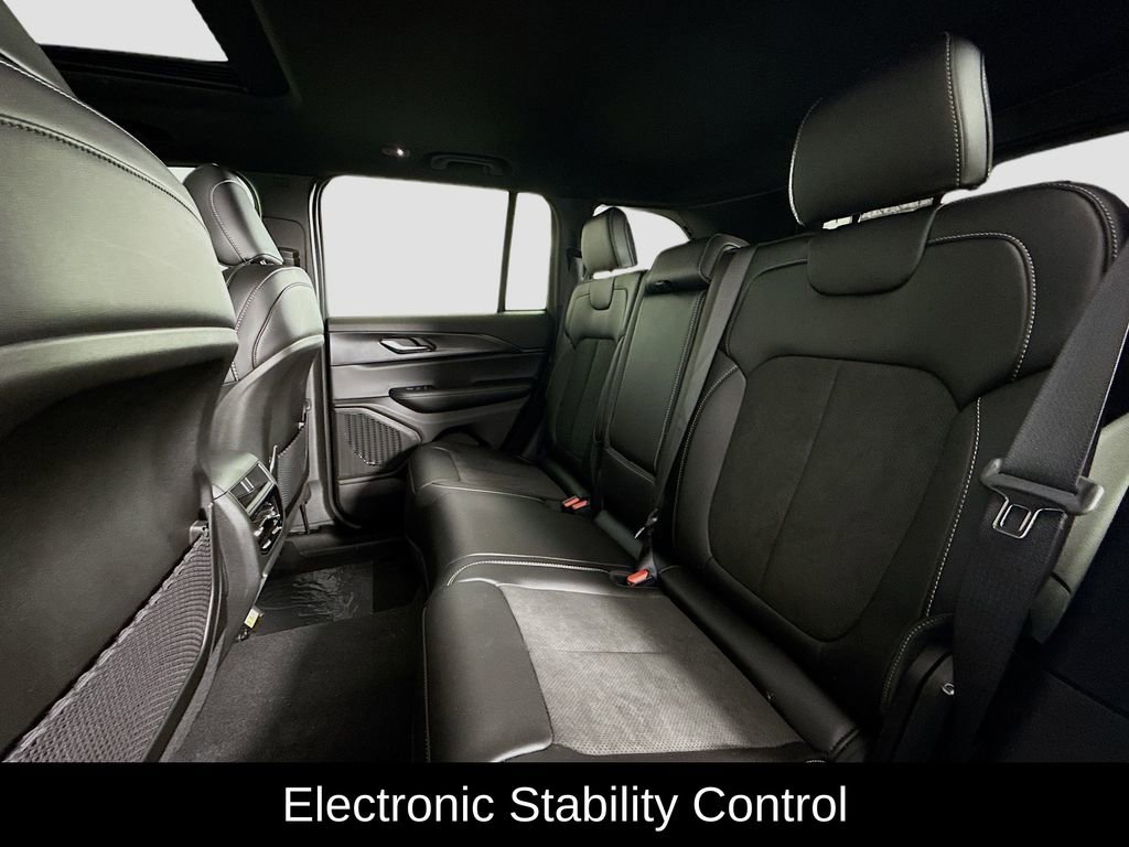 New 2025 Jeep Grand Cherokee Altitude image 11