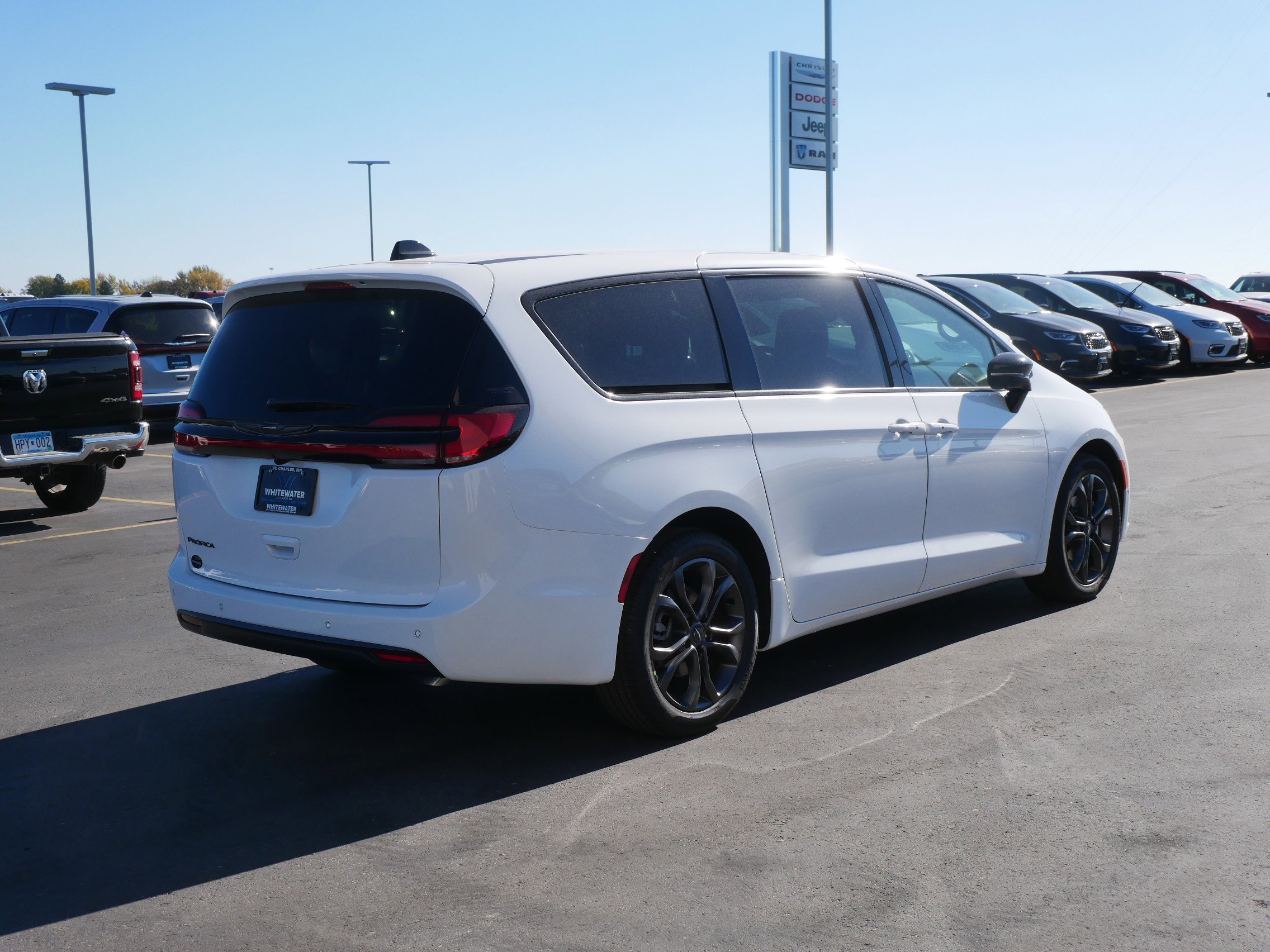 New 2026 Chrysler Pacifica Select image 2