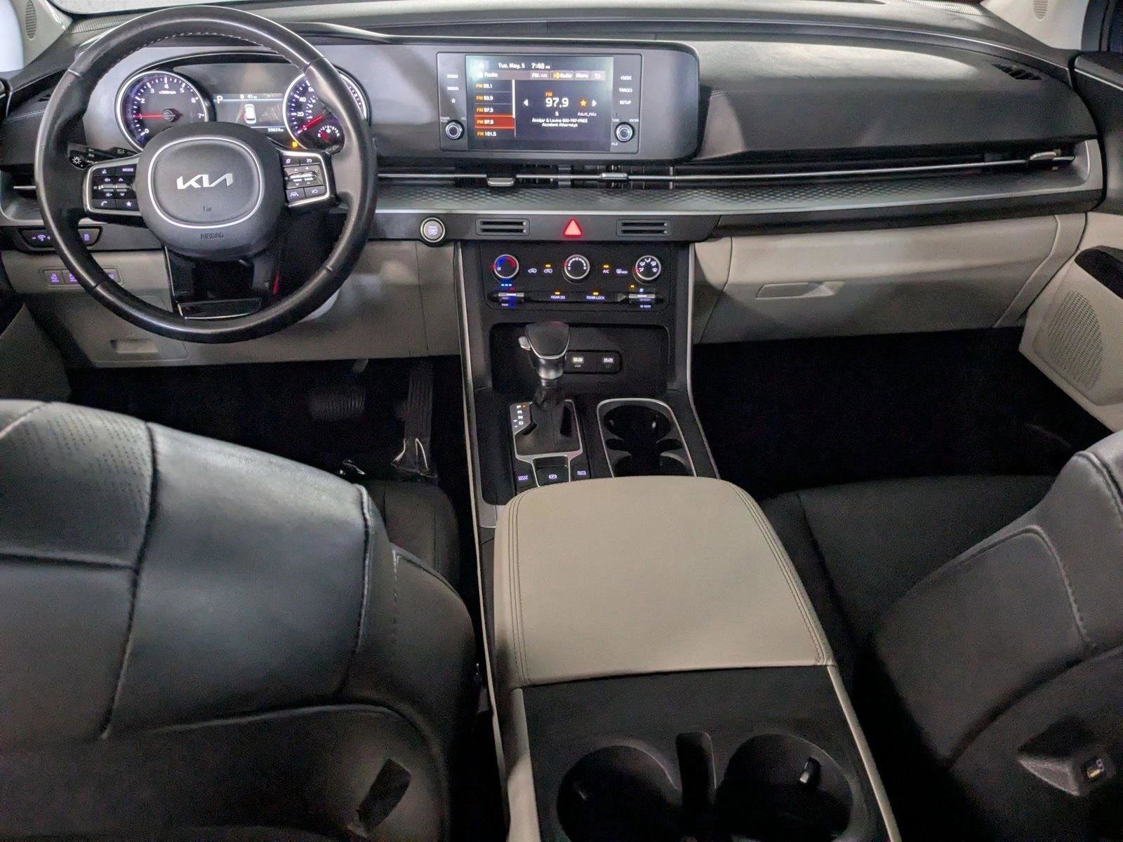 Used 2023 Kia Carnival LX FWD image 16