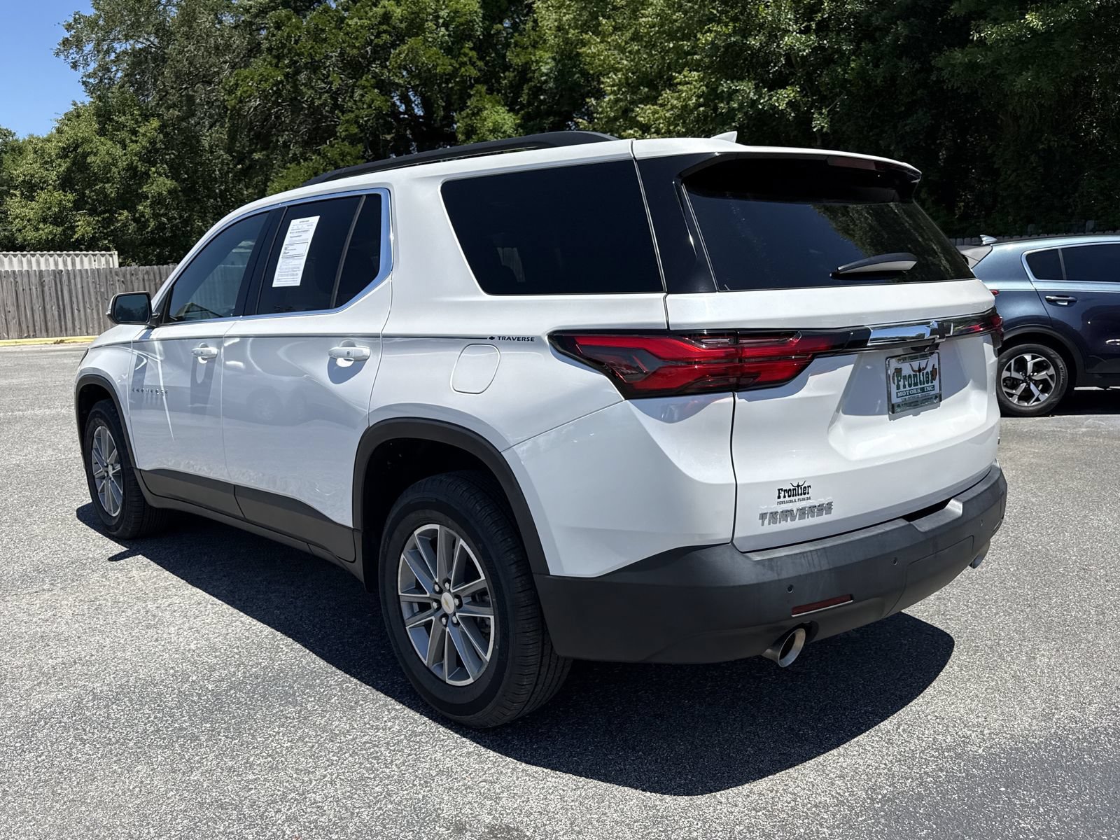 Used 2023 Chevrolet Traverse LT w/ Rear Camera Mirror Package FWD image 3