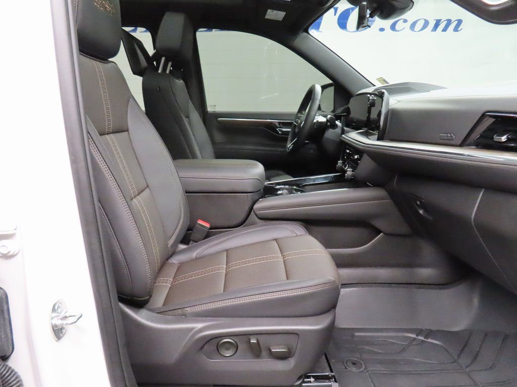 Used 2025 Chevrolet Suburban High Country AWD/4WD image 29