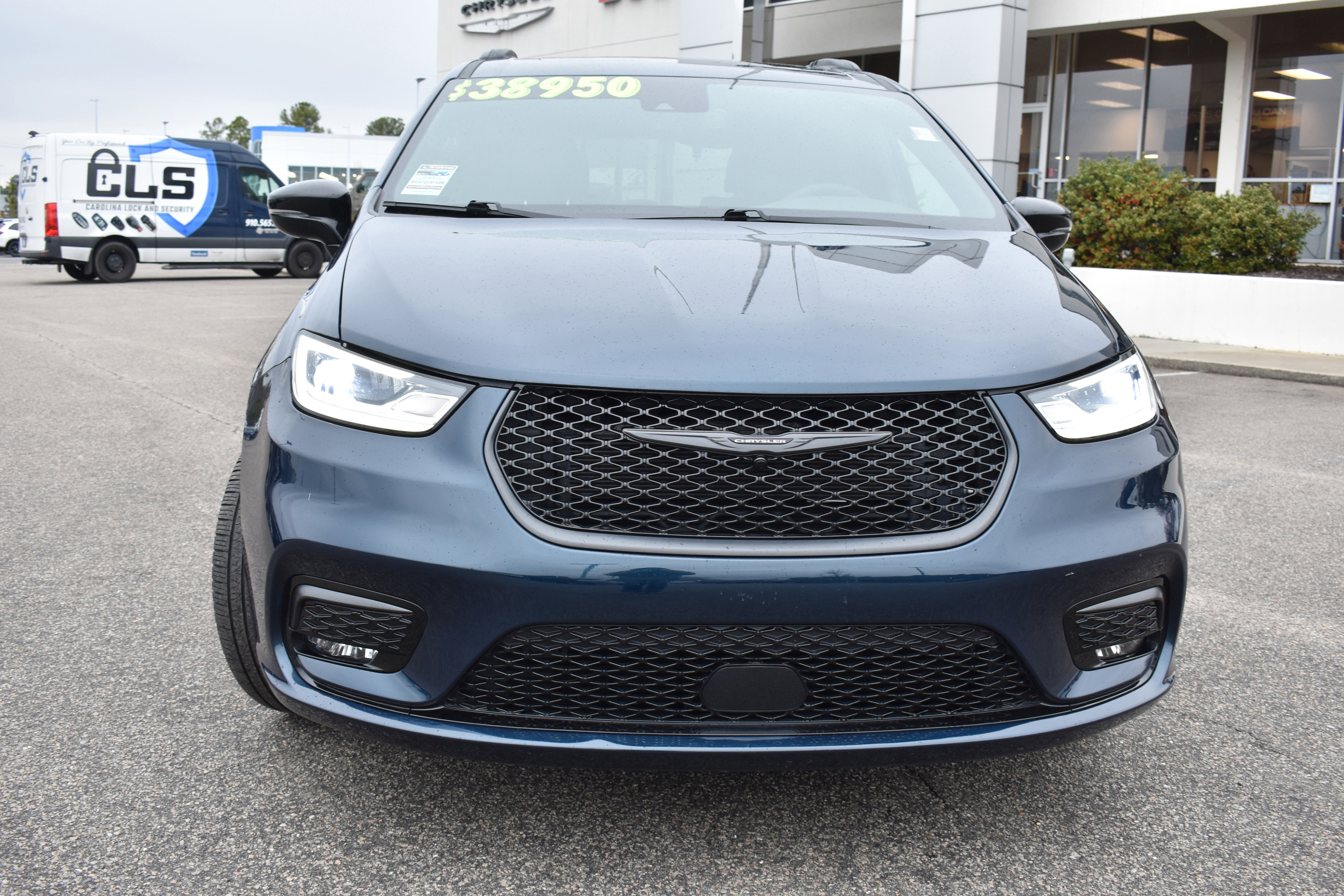 Used 2025 Chrysler Pacifica Limited image 4