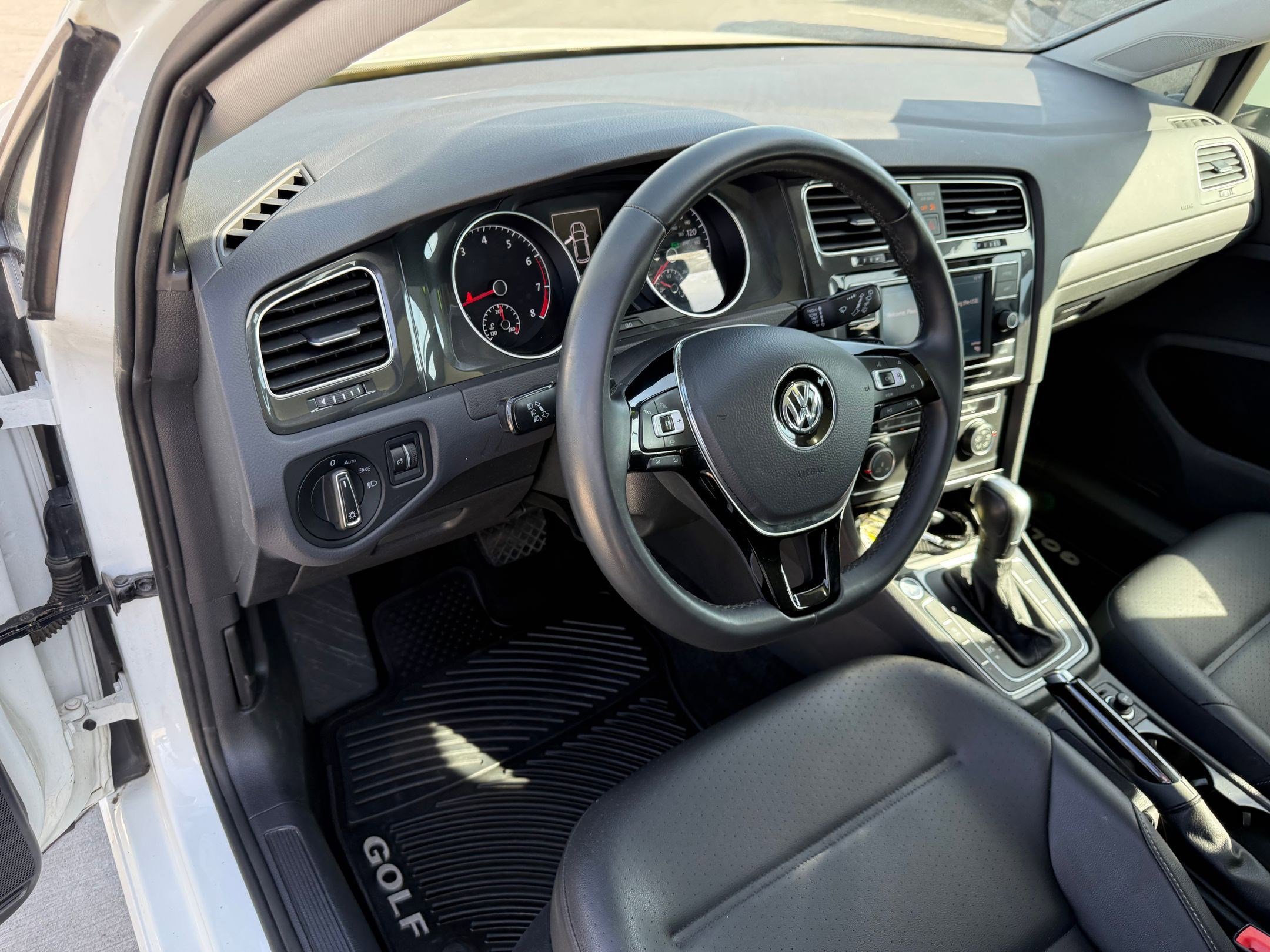 Used 2020 Volkswagen Golf 4-Door FWD image 15