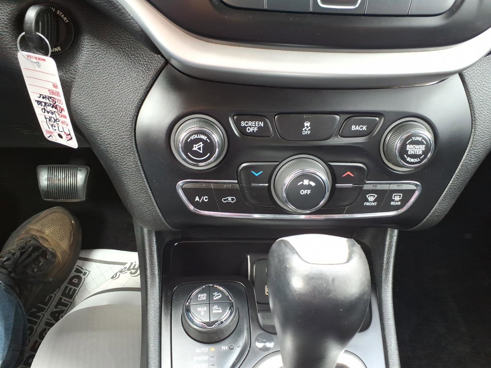 Used 2014 Jeep Cherokee Trailhawk image 16