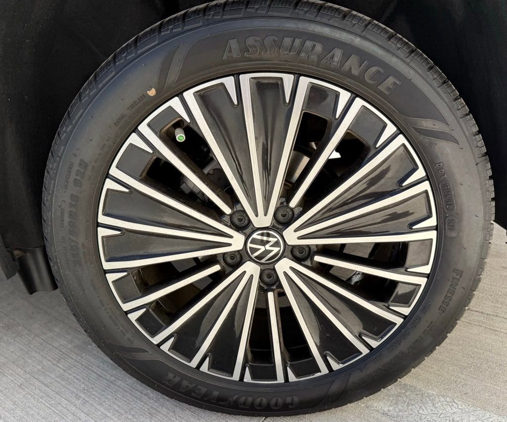 Certified 2025 Volkswagen Taos SE FWD image 6