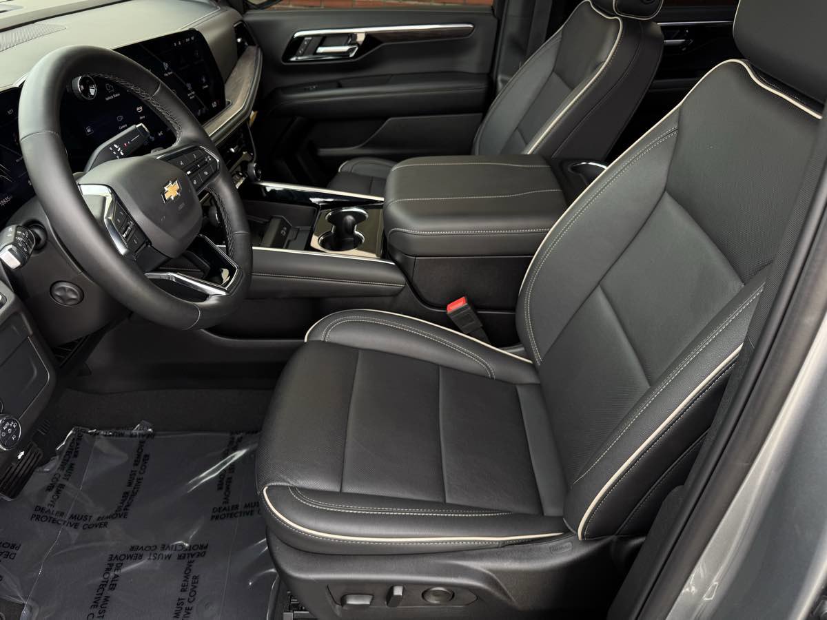Used 2025 Chevrolet Suburban Premier image 14