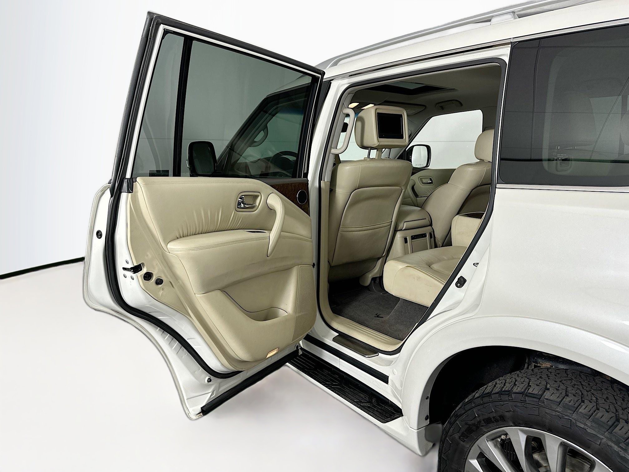 Used 2017 INFINITI QX80 2WD w/ Driver Assistance Package image 27