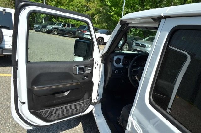 Used 2025 Jeep Wrangler Unlimited Sahara AWD/4WD image 15
